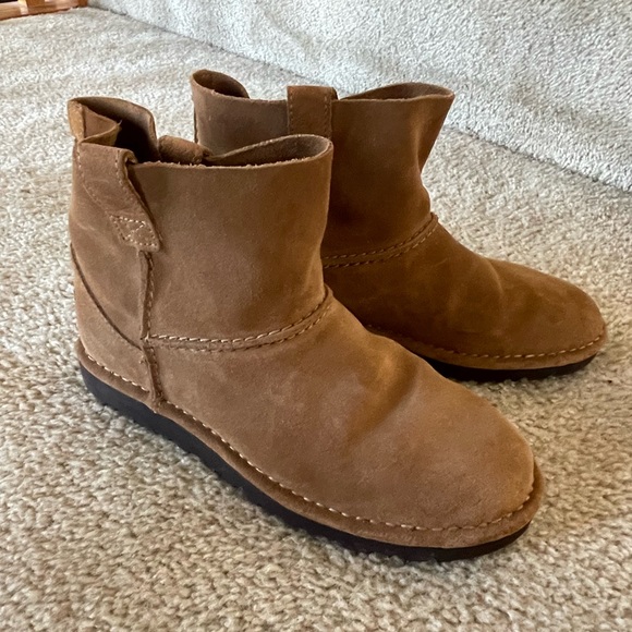 UGG Boots - Picture 1 of 4